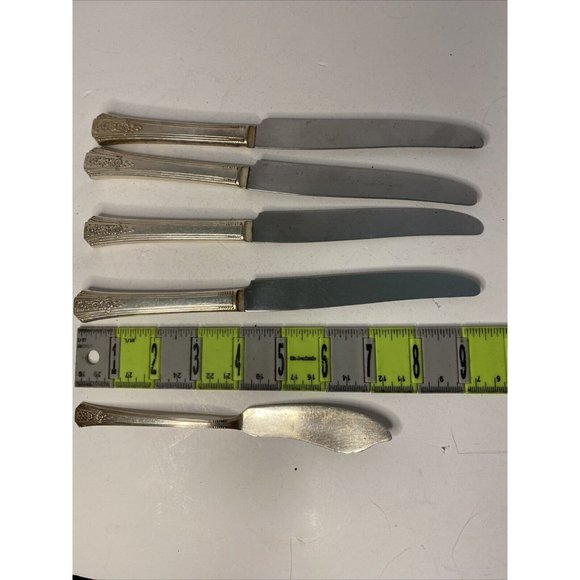 Lot of 4 Oneida Community Tudor Silver Plate Knives & 1 Spreader Floral Pattern - Picture 4 of 10